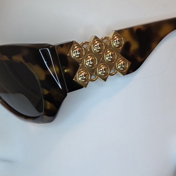 Vintage Gianni Versace Medusa Stud Cat Eye Sunglasses Tortoiseshell w Case main image 8